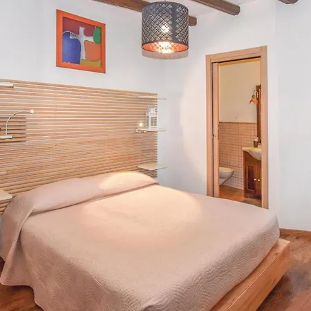 Dom wakacyjny 2 Bedroom Beautiful In Rg *